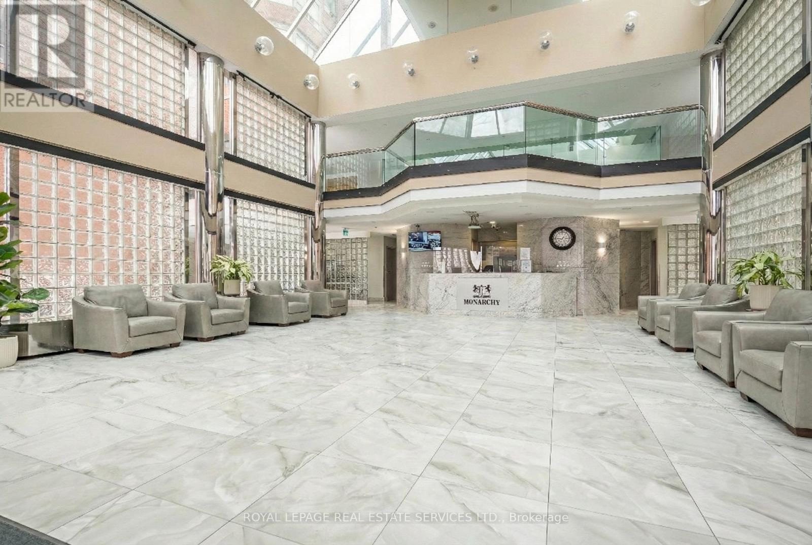 1201e - 325 Webb Drive, Mississauga, Ontario  L5B 3Z9 - Photo 2 - W12815410