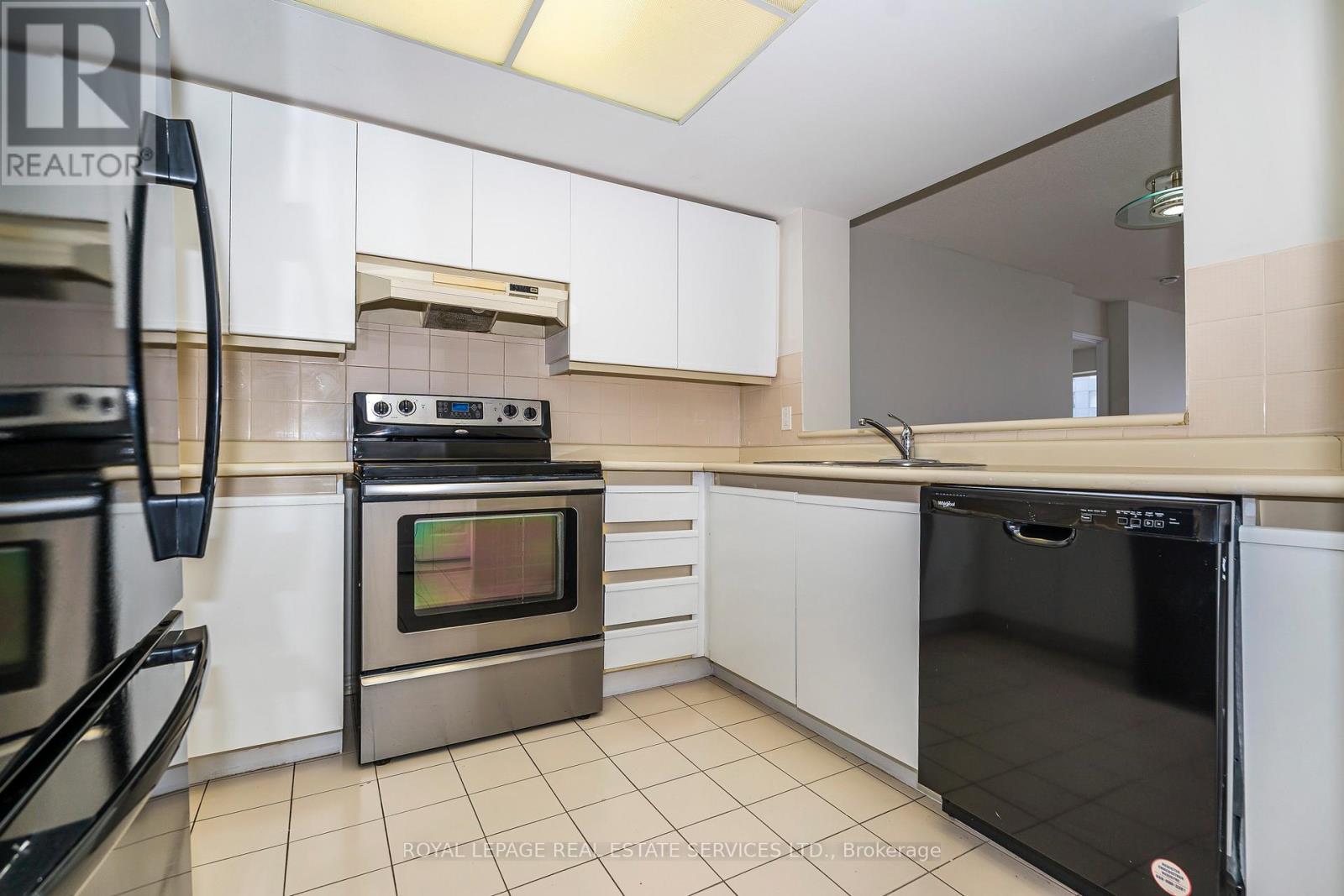 1201e - 325 Webb Drive, Mississauga, Ontario  L5B 3Z9 - Photo 8 - W12815410