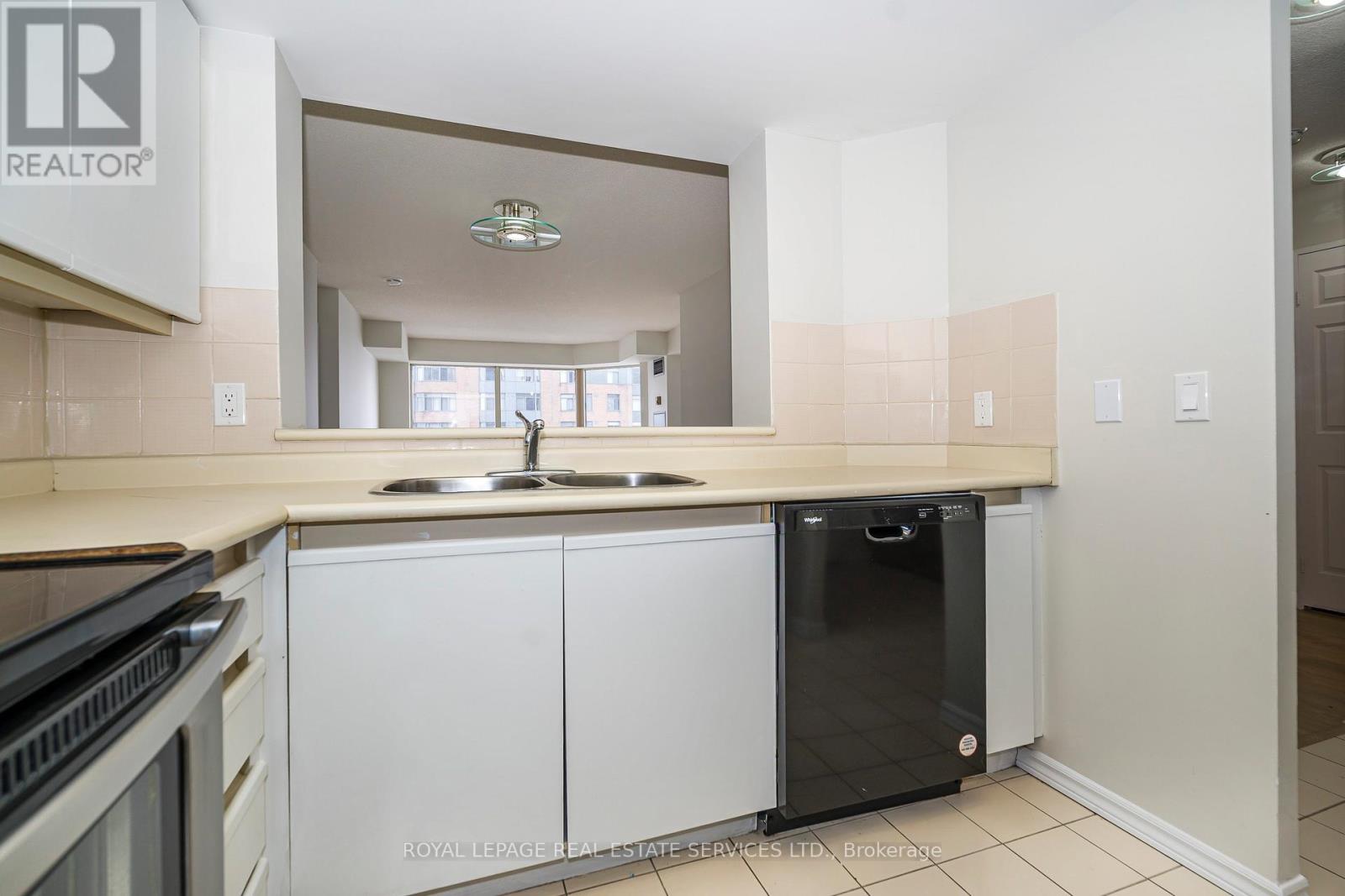 1201e - 325 Webb Drive, Mississauga, Ontario  L5B 3Z9 - Photo 9 - W12815410