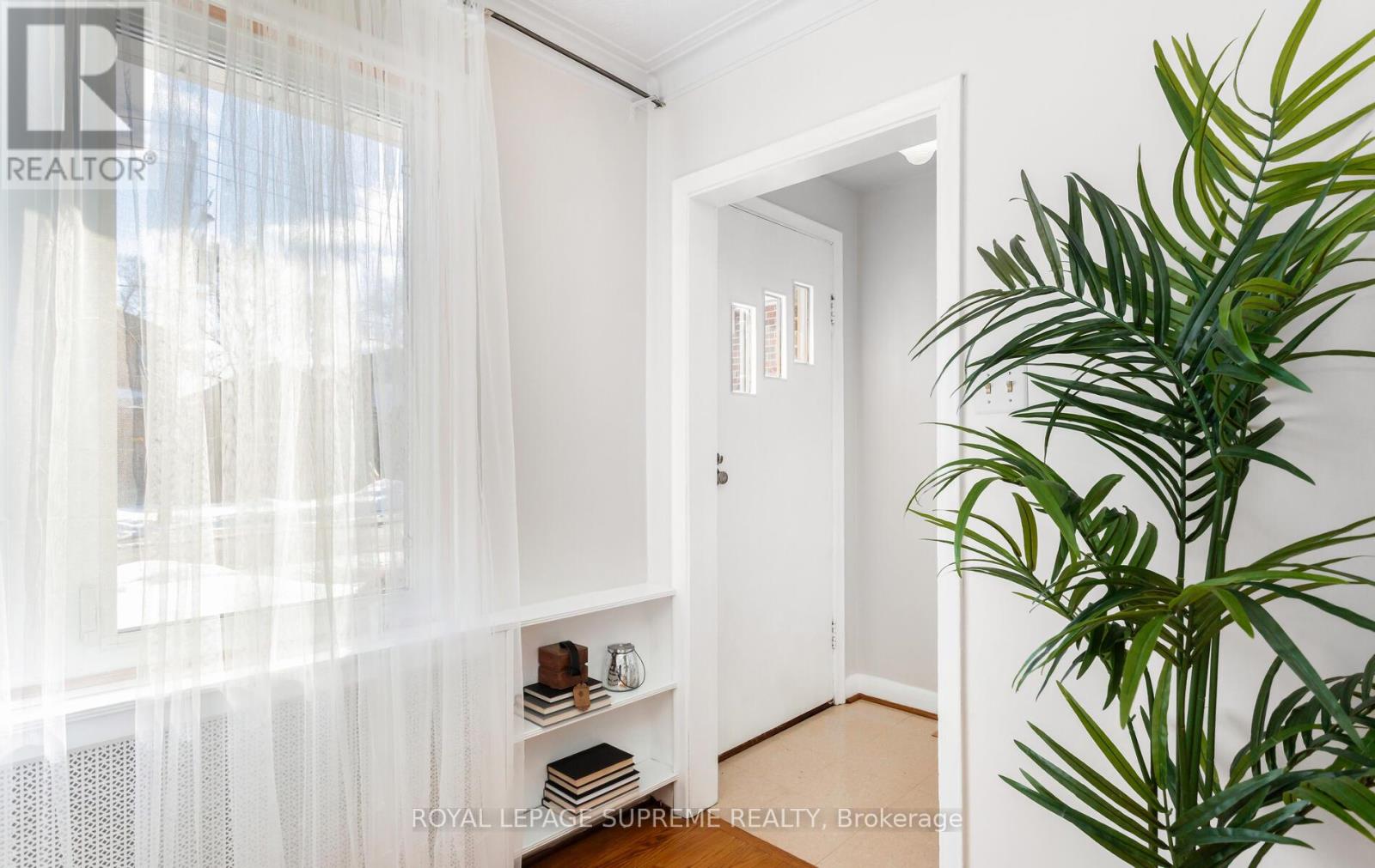 14 East Drive, Toronto, Ontario  M6N 2N7 - Photo 3 - W12815440