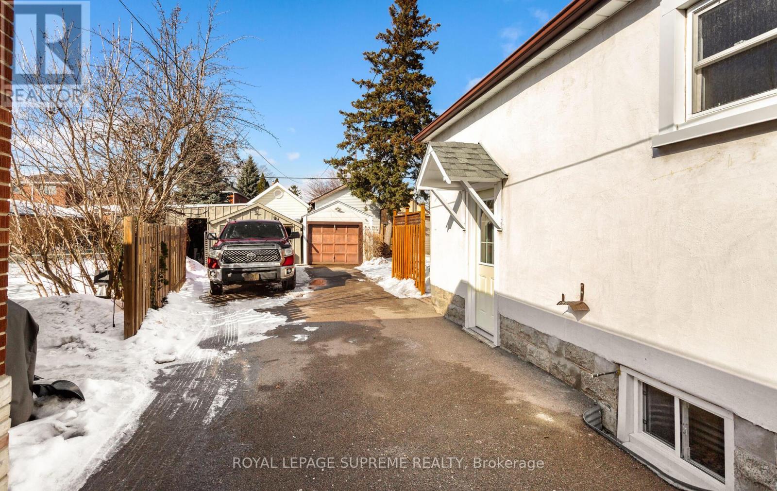 14 East Drive, Toronto, Ontario  M6N 2N7 - Photo 32 - W12815440