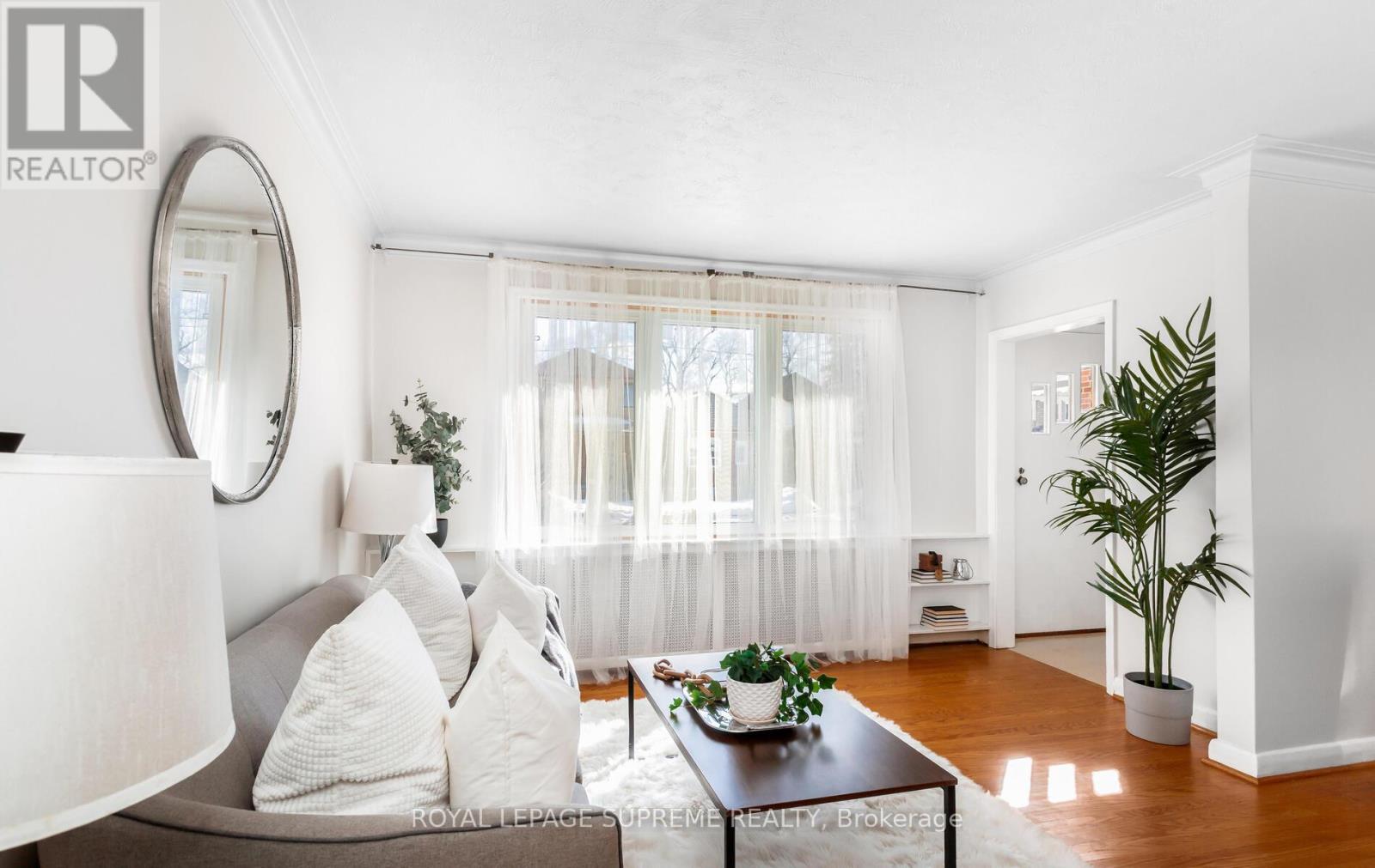 14 East Drive, Toronto, Ontario  M6N 2N7 - Photo 5 - W12815440