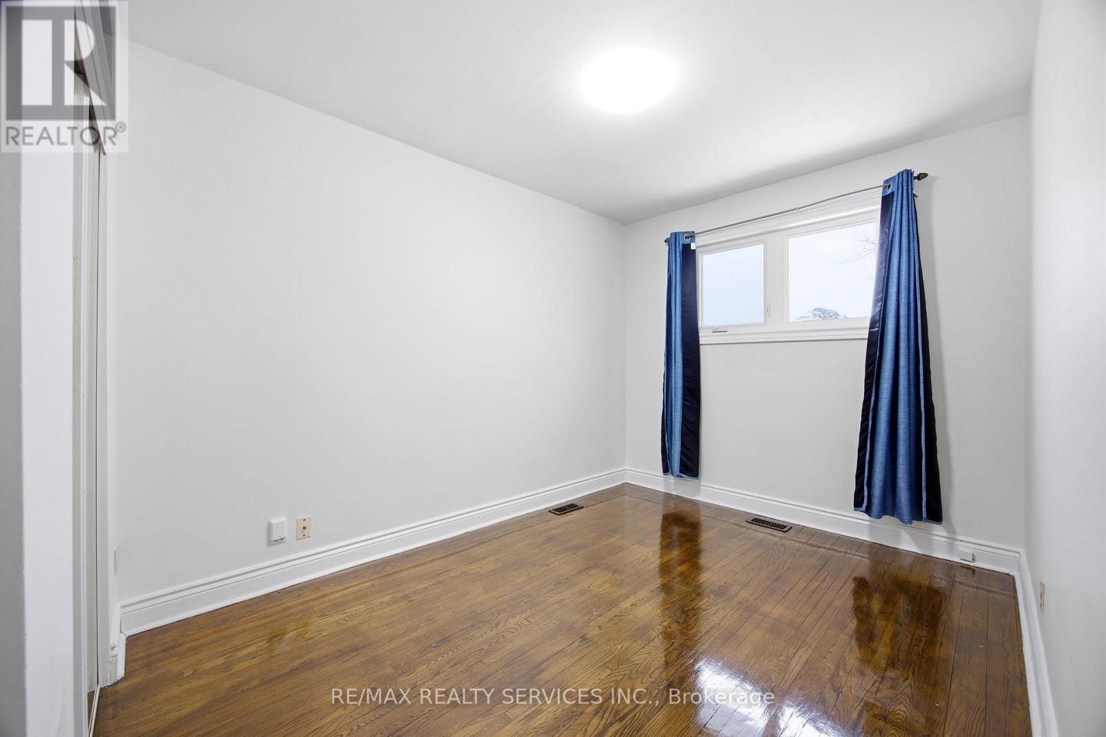 21 Radwinter Drive, Toronto (Thistletown-Beaumonde Heights), Ontario  M9V 1P7 - Photo 11 - W12815450