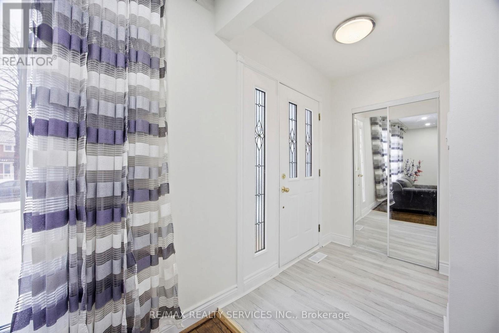 21 Radwinter Drive, Toronto (Thistletown-Beaumonde Heights), Ontario  M9V 1P7 - Photo 3 - W12815450