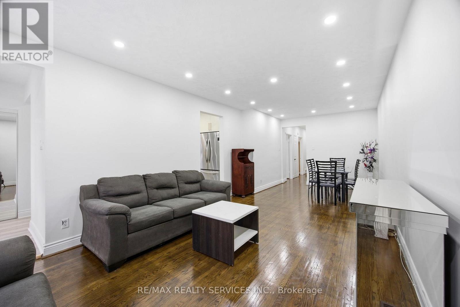 21 Radwinter Drive, Toronto (Thistletown-Beaumonde Heights), Ontario  M9V 1P7 - Photo 4 - W12815450