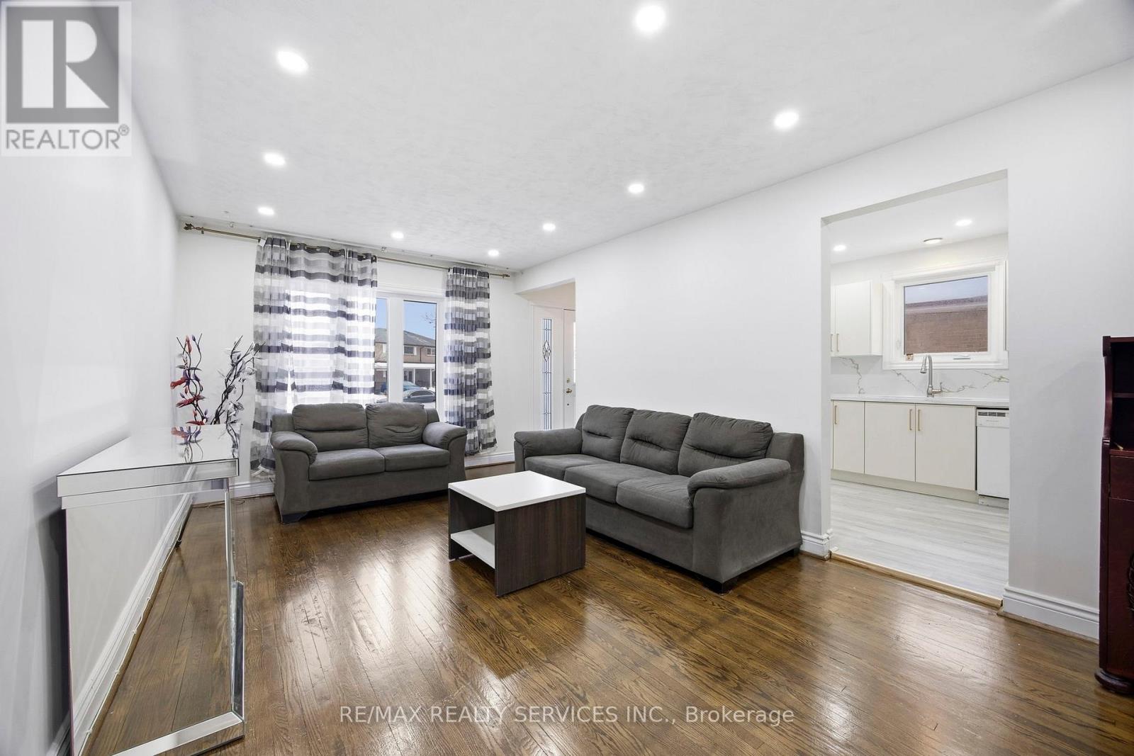 21 Radwinter Drive, Toronto (Thistletown-Beaumonde Heights), Ontario  M9V 1P7 - Photo 5 - W12815450