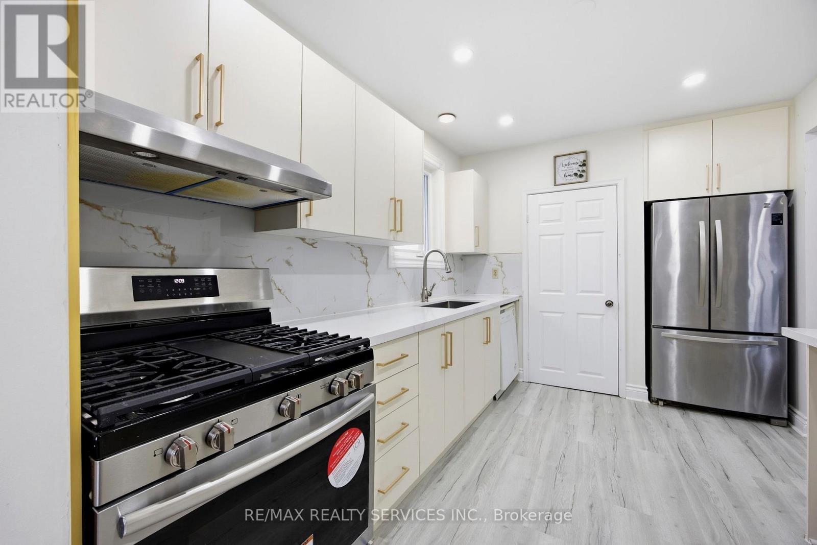 21 Radwinter Drive, Toronto (Thistletown-Beaumonde Heights), Ontario  M9V 1P7 - Photo 8 - W12815450