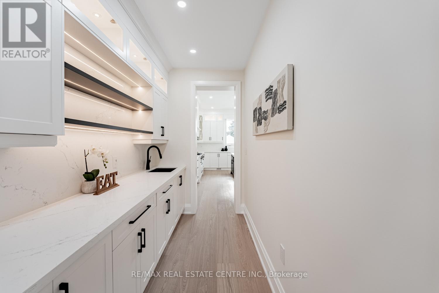 368 Weighton Drive, Oakville (Wo West), Ontario  L6K 2R4 - Photo 6 - W12815552