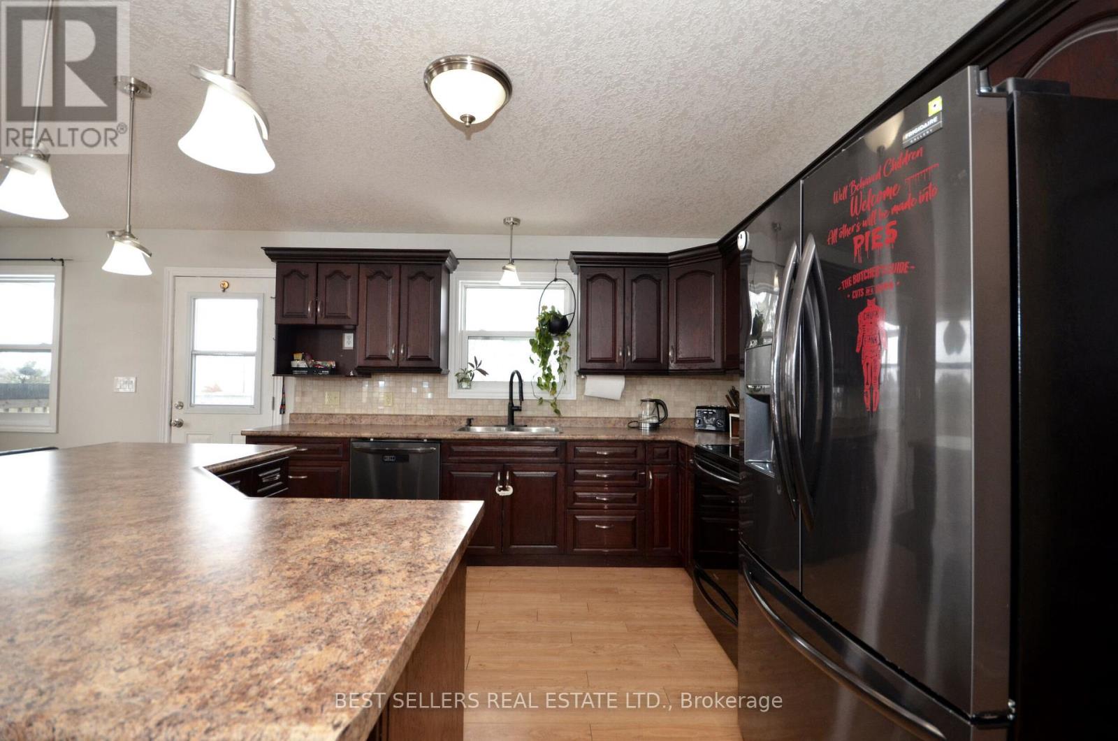 160 Elora Street W, Mapleton, Ontario  N0G 2K0 - Photo 7 - X12815544