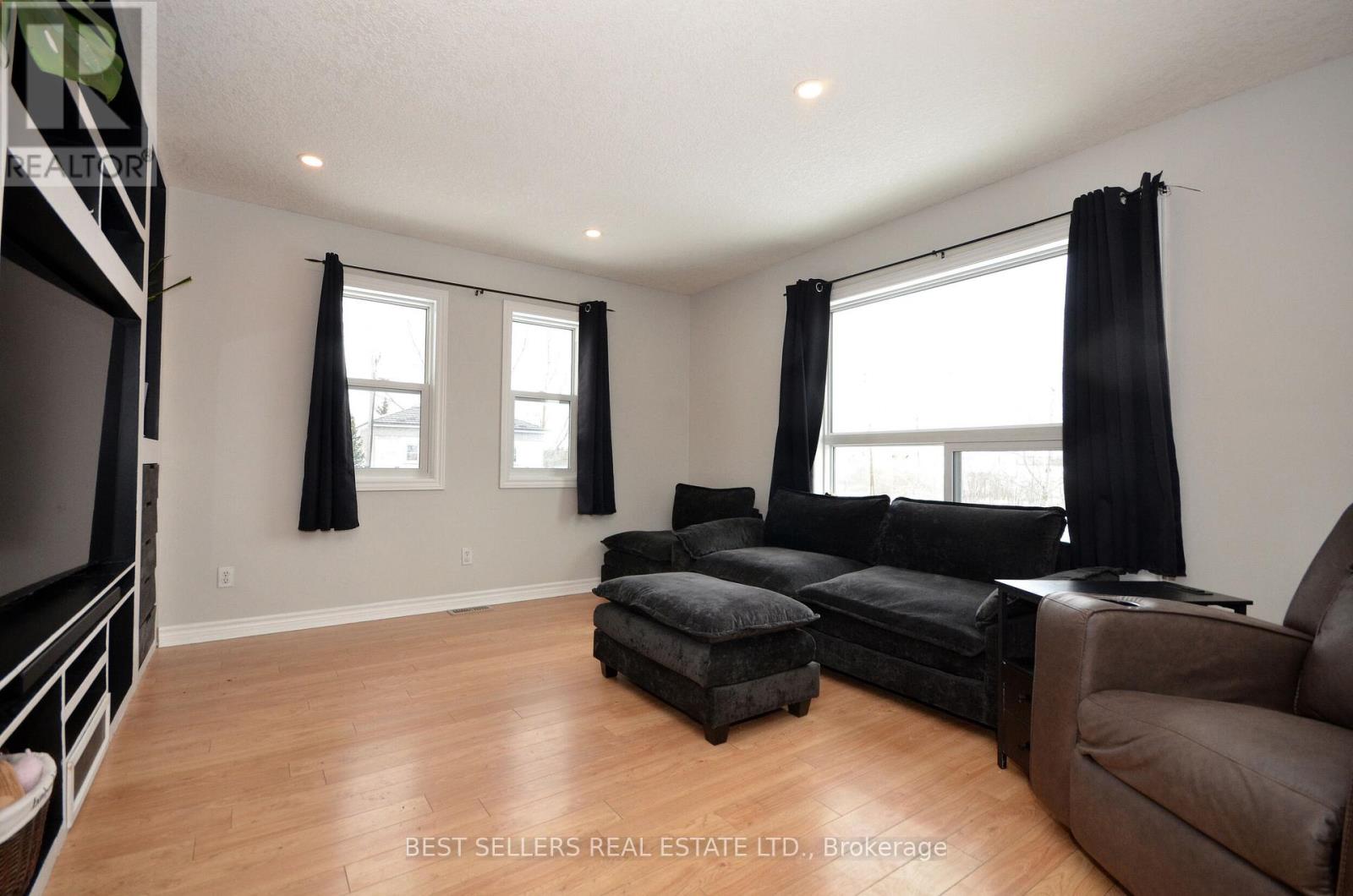 160 Elora Street W, Mapleton, Ontario  N0G 2K0 - Photo 9 - X12815544