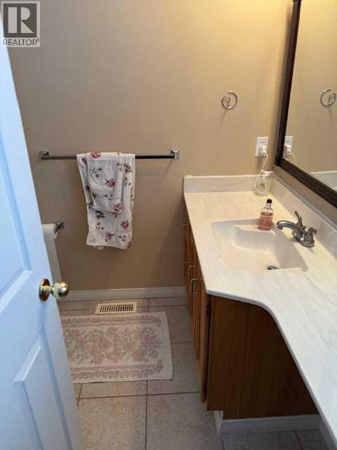 4 Kingsland Villas Sw, Calgary, Alberta  T2V 5J9 - Photo 9 - A2287025