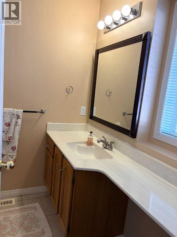 4 Kingsland Villas Sw, Calgary, Alberta  T2V 5J9 - Photo 17 - A2287025