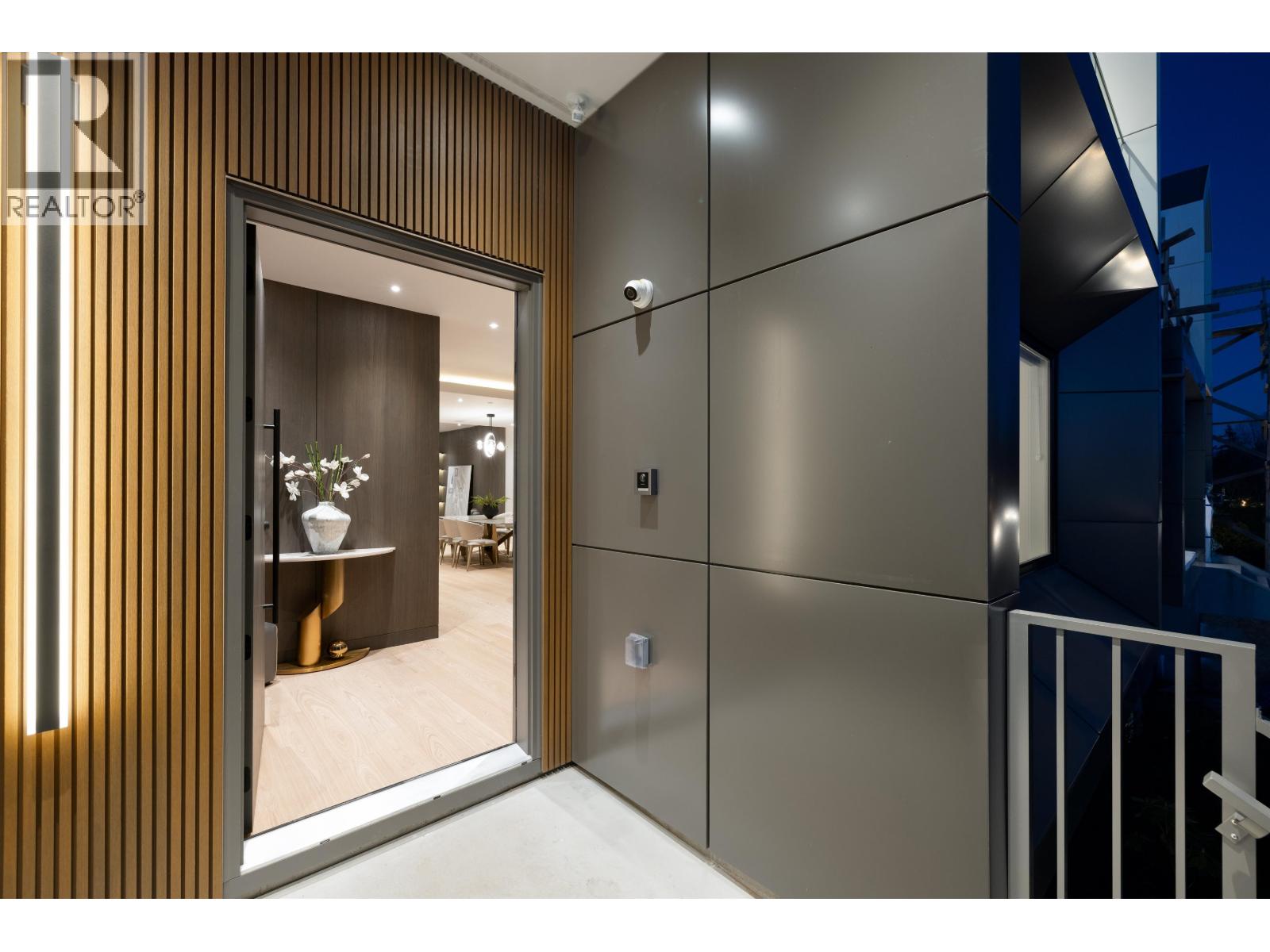 838 E 14th Street, North Vancouver, British Columbia  V7L 2P6 - Photo 3 - R3080805