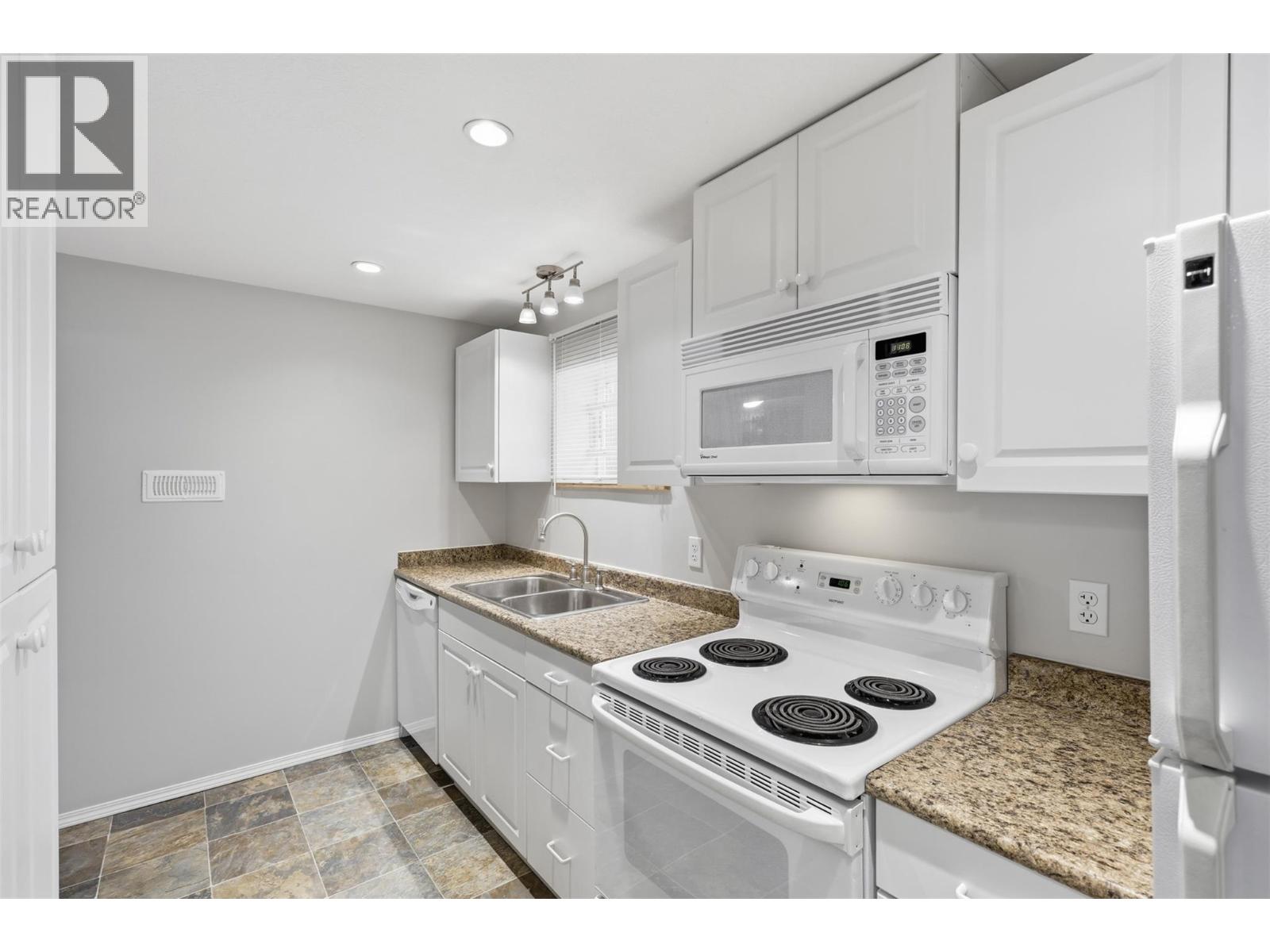 1119 Kemano Street, Kamloops, British Columbia  V2B 2T8 - Photo 34 - 10376456