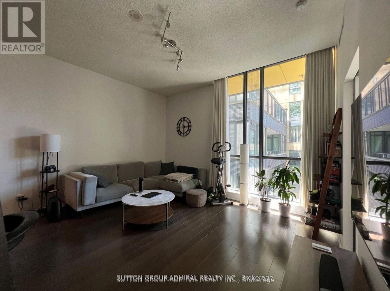 611 - 8 CHARLOTTE STREET