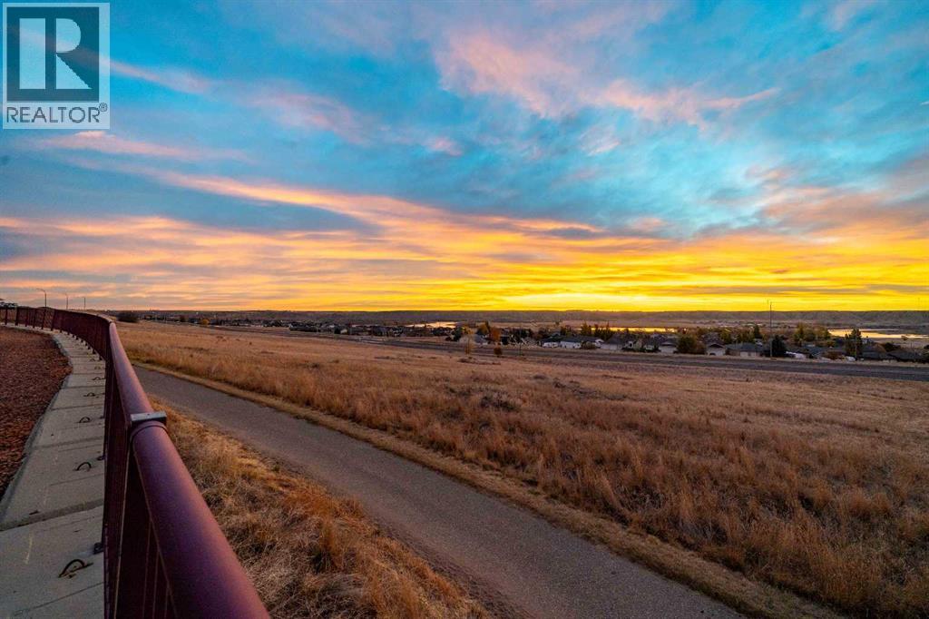 30 Palisades Mews Ne, Medicine Hat, Alberta  T1C 2B5 - Photo 38 - A2284161