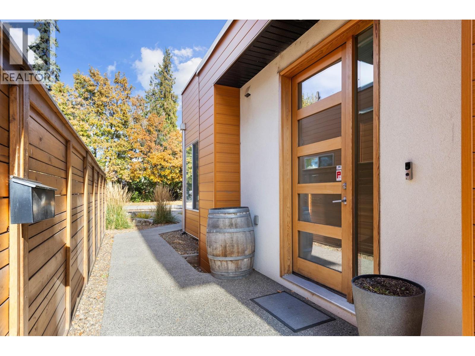 443 Christleton Avenue Kelowna Photo 4