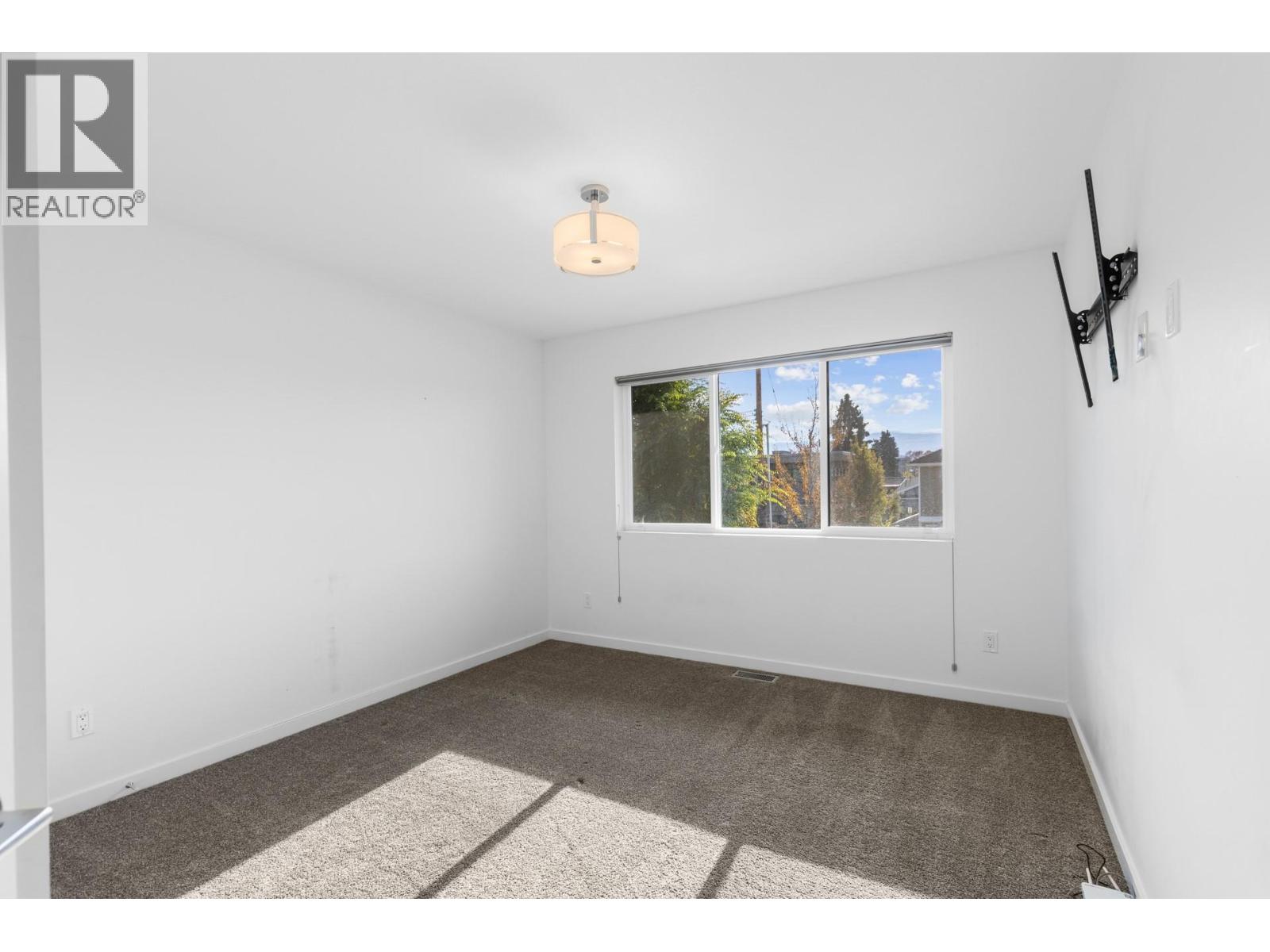 443 Christleton Avenue Kelowna Photo 41