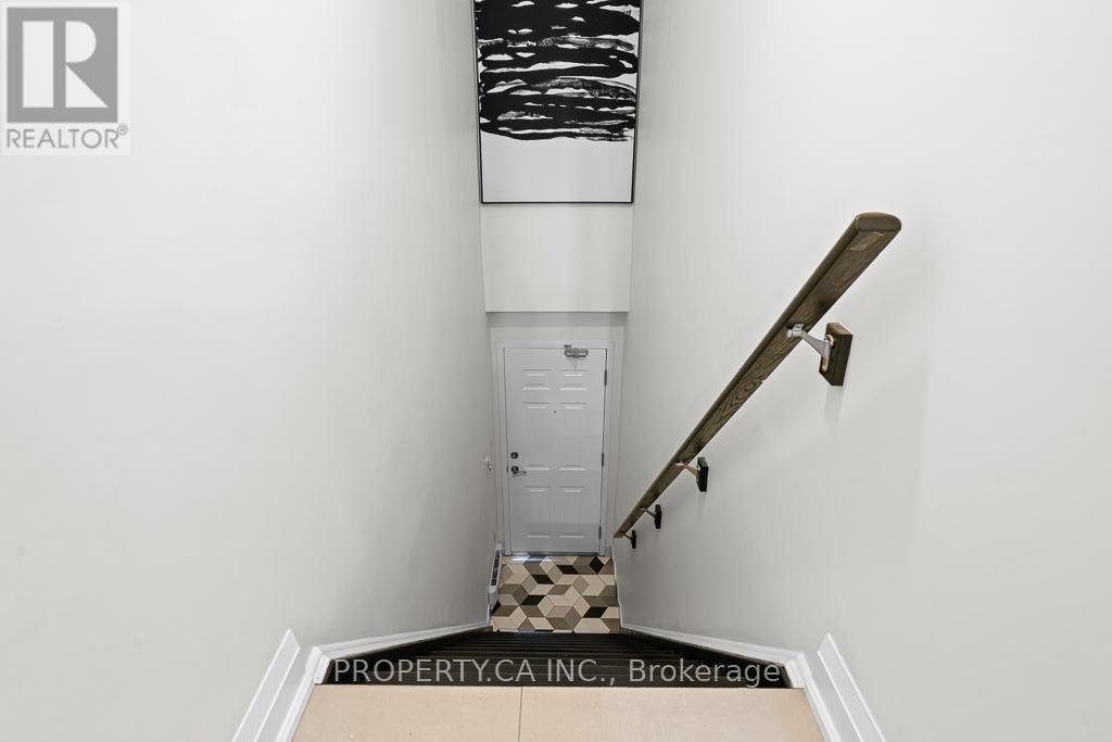 113 - 2441 Greenwich Drive, Oakville, Ontario  L6M 0S3 - Photo 2 - W12815658