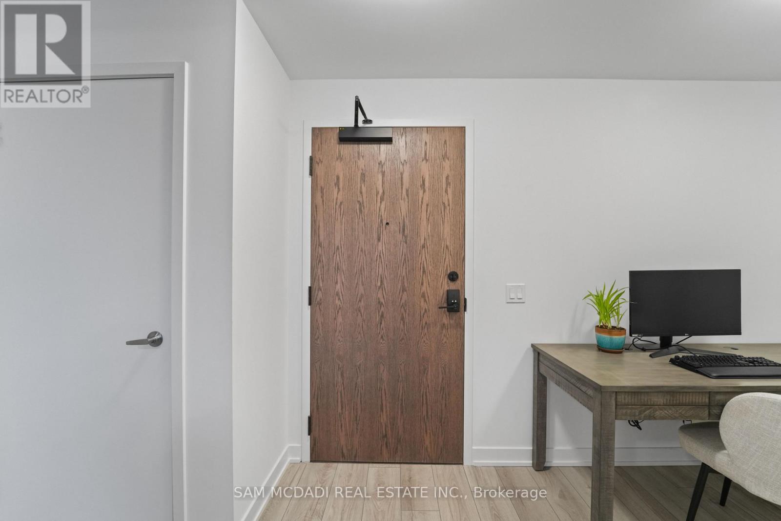 1403 - 1035 Southdown Road, Mississauga, Ontario  L5J 0A2 - Photo 5 - W12815674