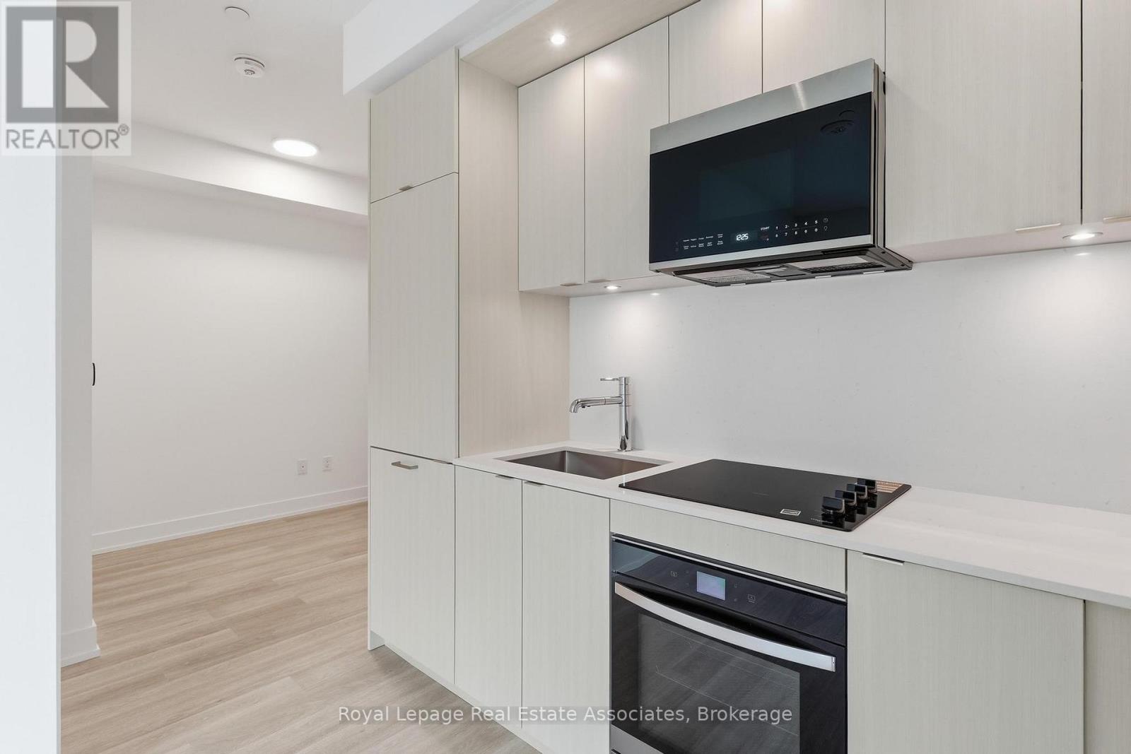 401 - 25 Cordova Avenue, Toronto, Ontario  M9A 0E5 - Photo 4 - W12815744