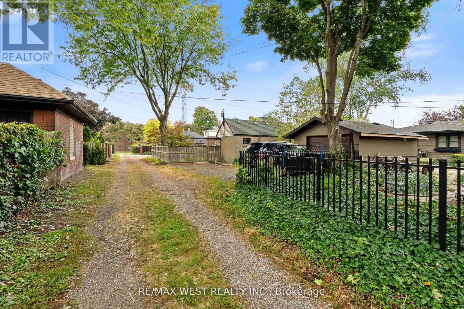 2437 Riverside Drive W, Windsor, Ontario  N9B 1B2 - Photo 30 - X12815646