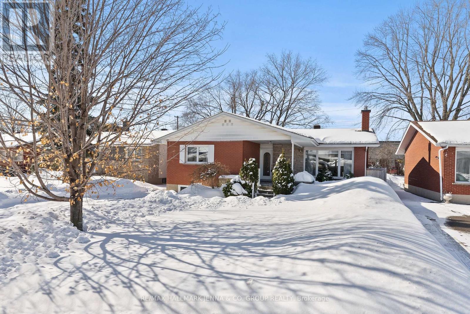 866 Claude Street, Ottawa, Ontario  K1K 2S6 - Photo 1 - X12815792