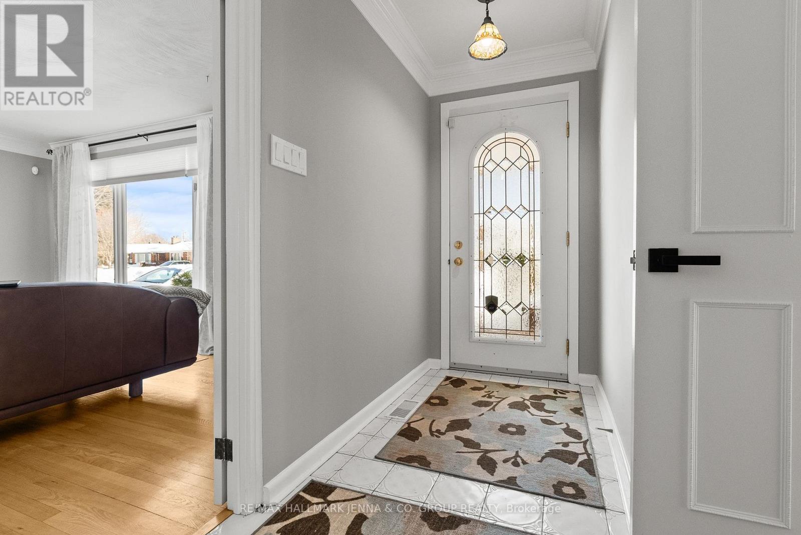 866 Claude Street, Ottawa, Ontario  K1K 2S6 - Photo 3 - X12815792