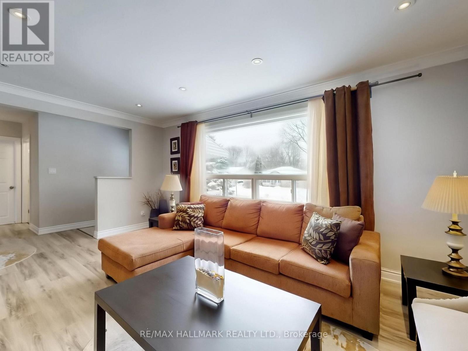 79 Cartier Crescent, Richmond Hill, Ontario  L4C 2N3 - Photo 4 - N12815884