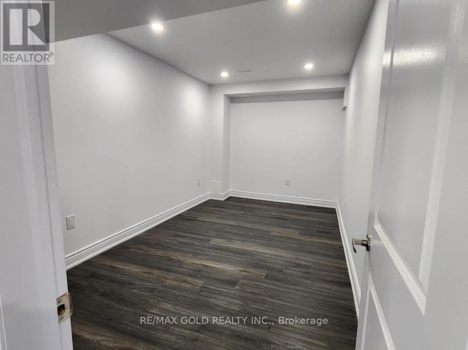 298 Etheridge Avenue, Milton, Ontario  L9E 1H7 - Photo 34 - W12814514