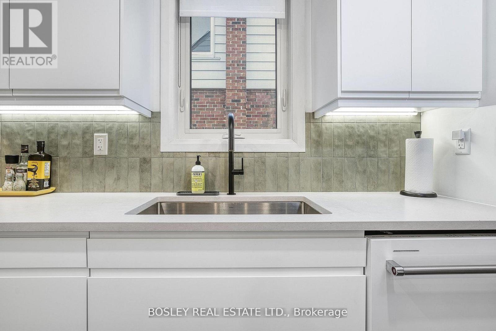 29 Patika Avenue, Toronto, Ontario  M9N 2E7 - Photo 4 - W12815804