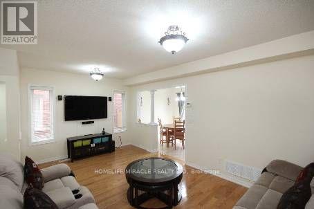 16 Unionville Crescent, Brampton, Ontario  L6P 2Z4 - Photo 2 - W12815818