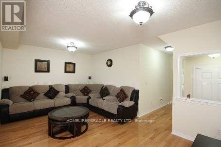 16 Unionville Crescent, Brampton, Ontario  L6P 2Z4 - Photo 3 - W12815818