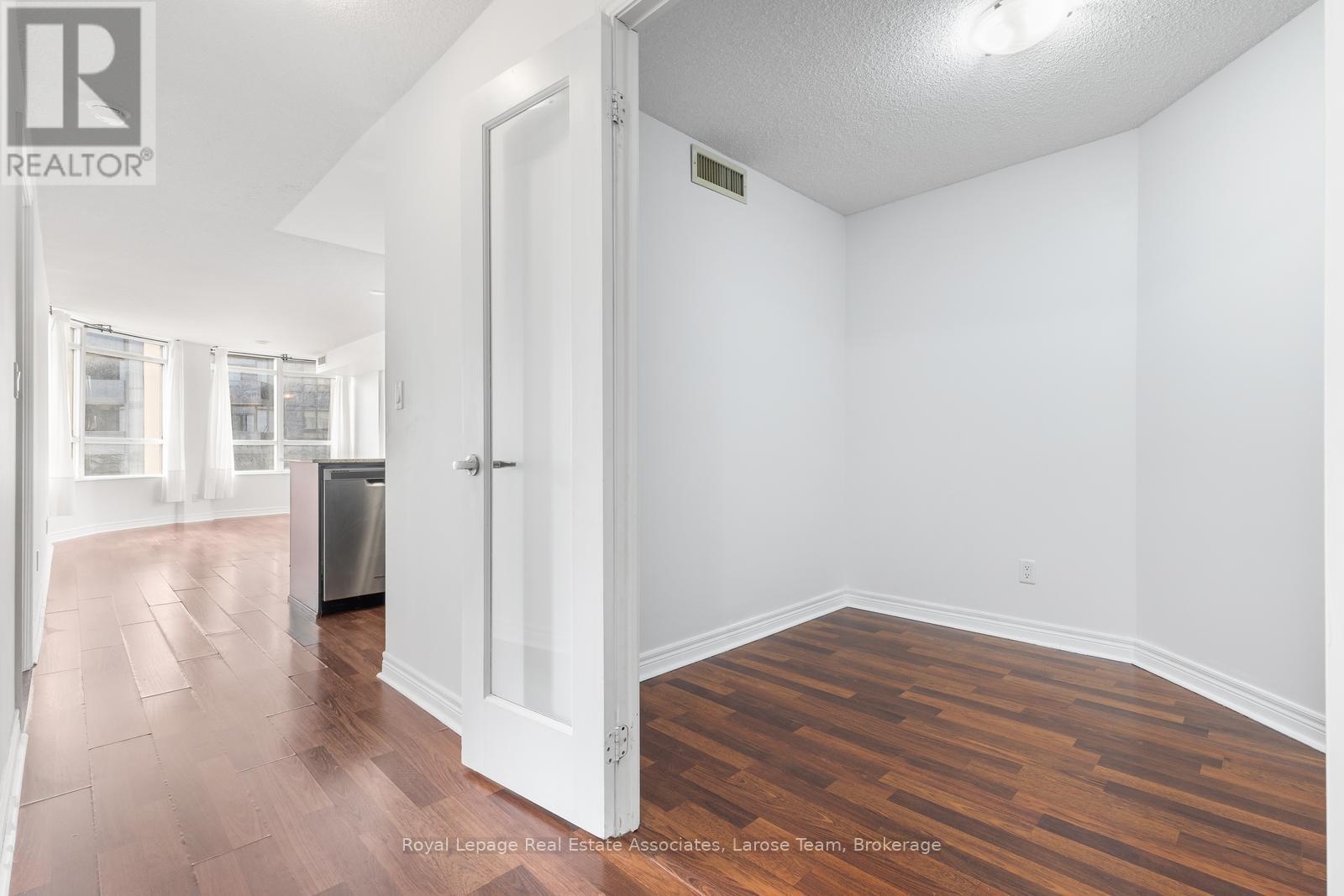 2513 - 310 Burnhamthorpe Road W, Mississauga, Ontario  L5B 4P9 - Photo 4 - W12815842