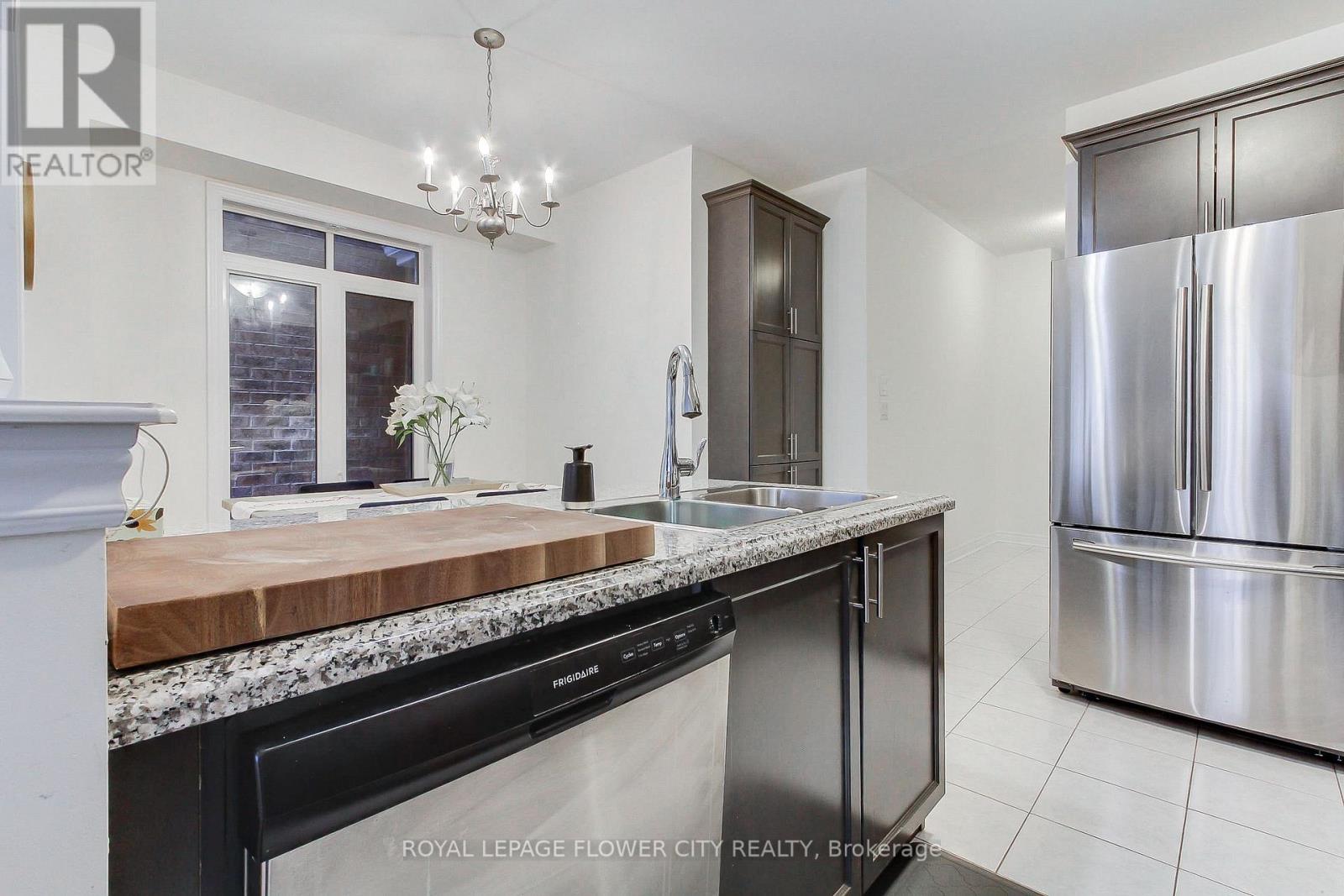 101 Huguenot Road, Oakville, Ontario  L6H 0M3 - Photo 11 - W12815930