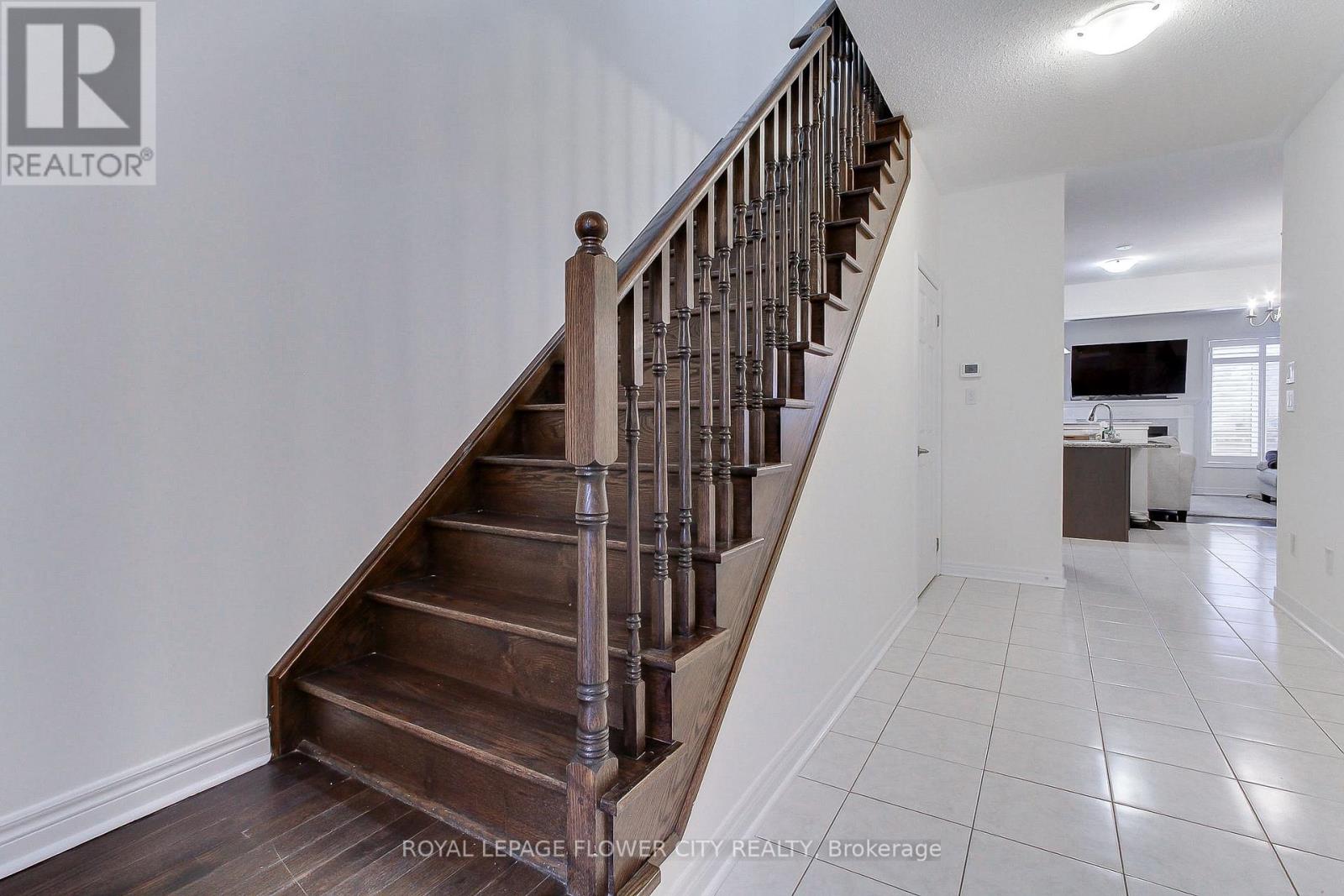 101 Huguenot Road, Oakville, Ontario  L6H 0M3 - Photo 5 - W12815930