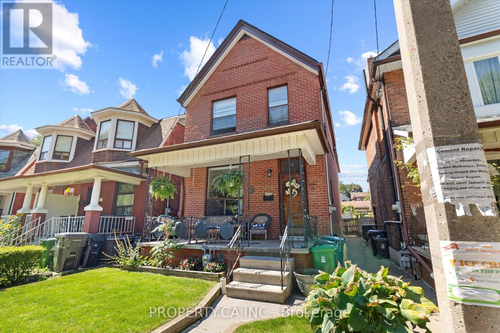 790 Manning Avenue, Toronto, Ontario  M6G 2W6 - Photo 2 - C12815980