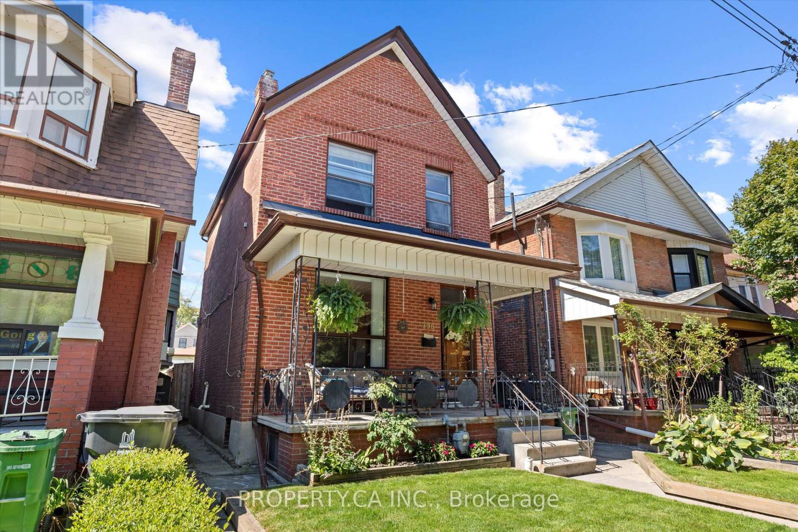 790 Manning Avenue, Toronto, Ontario  M6G 2W6 - Photo 3 - C12815980