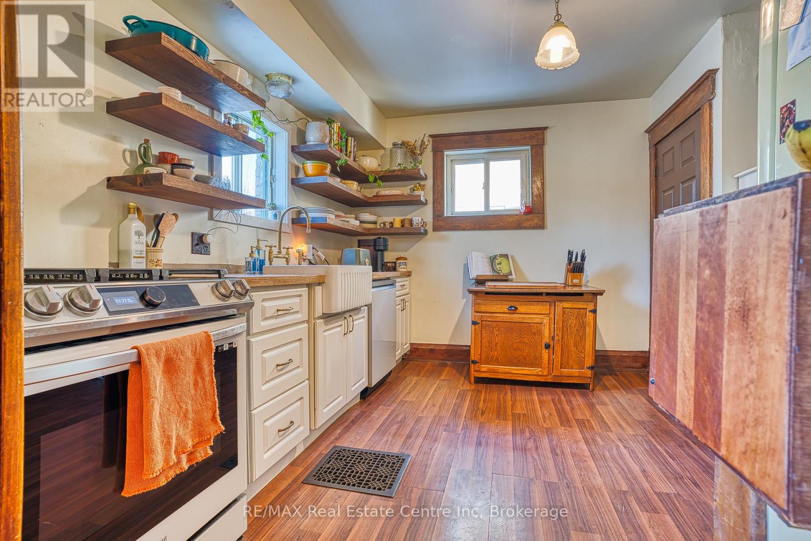 34 Wellington Street, Mapleton, Ontario  N0G 1P0 - Photo 9 - X12774534