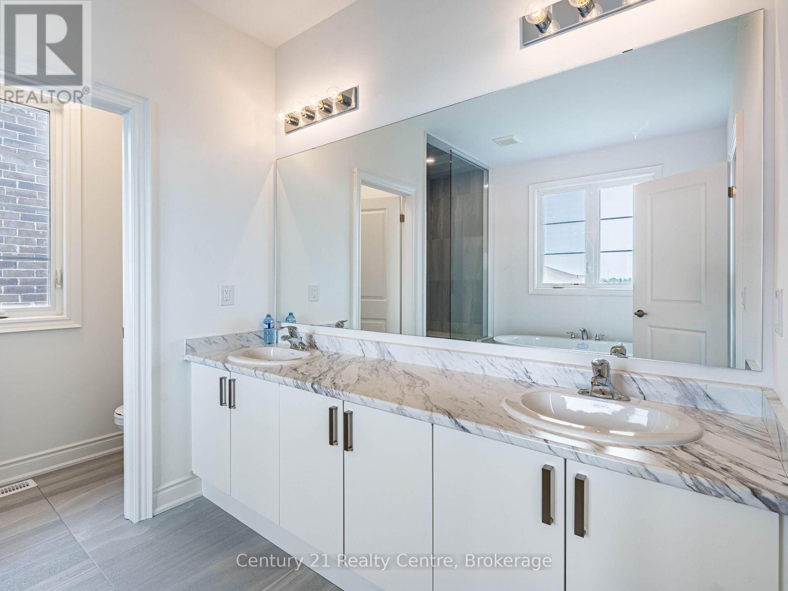 26 Hearn Street, Bradford West Gwillimbury, Ontario  L0G 1B0 - Photo 32 - N12815978