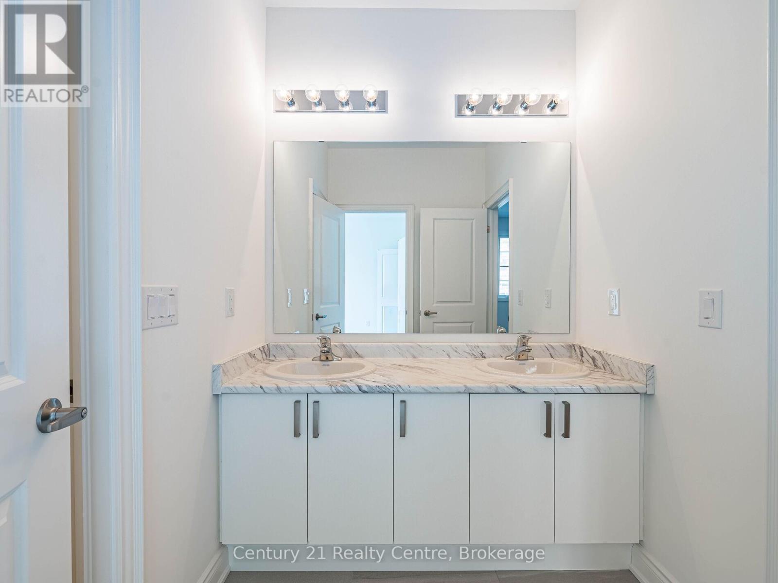 26 Hearn Street, Bradford West Gwillimbury, Ontario  L0G 1B0 - Photo 37 - N12815978