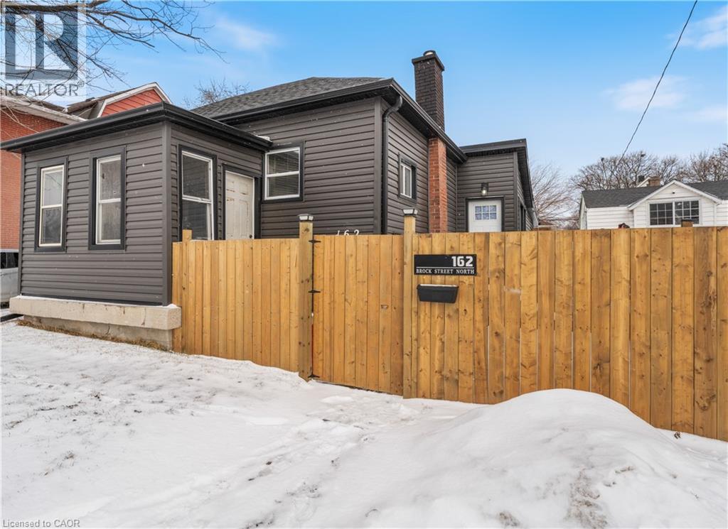 162 N Brock Street N, Sarnia, Ontario  N7T 5Z1 - Photo 2 - 40806351