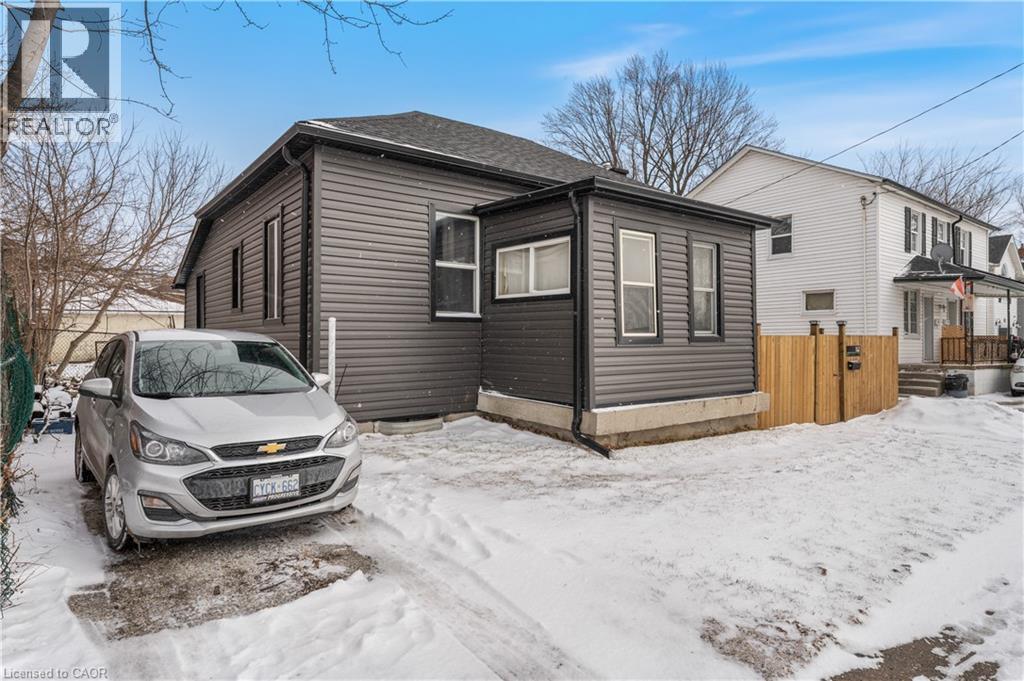 162 N Brock Street N, Sarnia, Ontario  N7T 5Z1 - Photo 3 - 40806351