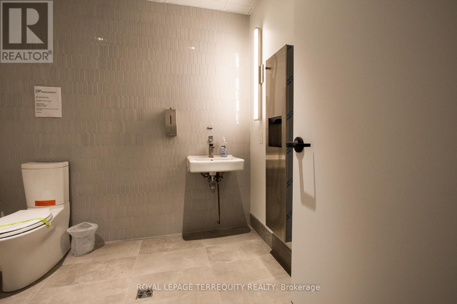 Main - 3042 Bloor Street W, Toronto (Kingsway South), Ontario  M8X 1C4 - Photo 11 - W12816020