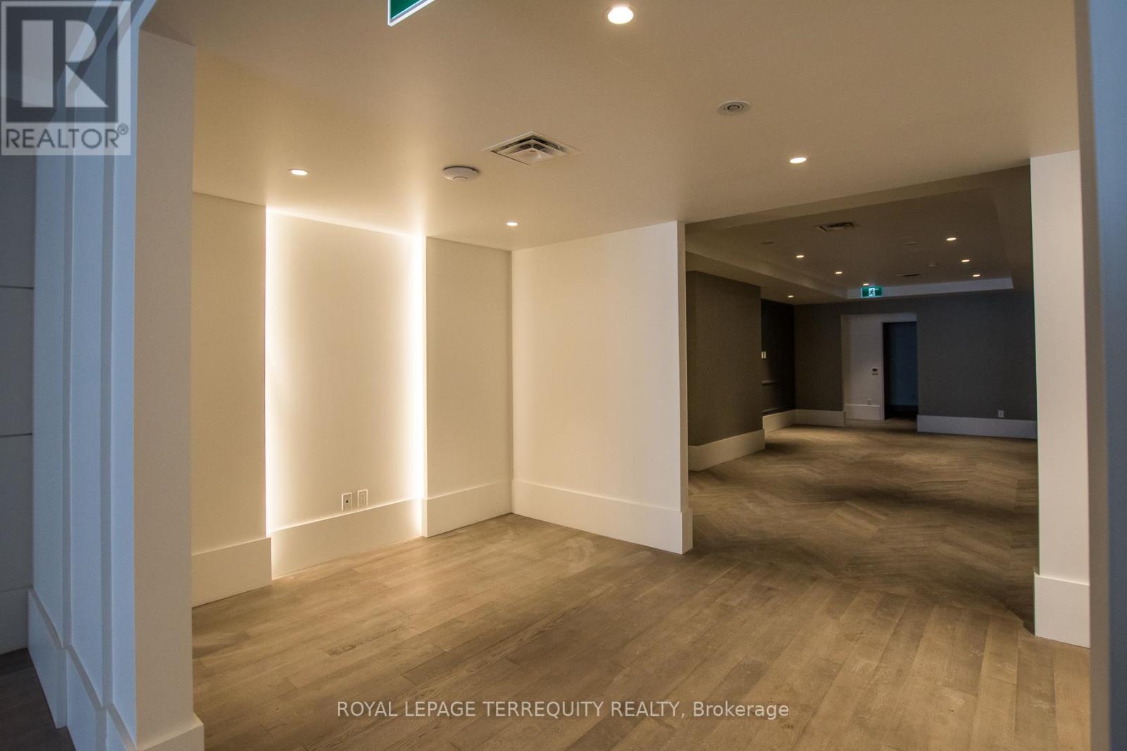 Main - 3042 Bloor Street W, Toronto (Kingsway South), Ontario  M8X 1C4 - Photo 4 - W12816020