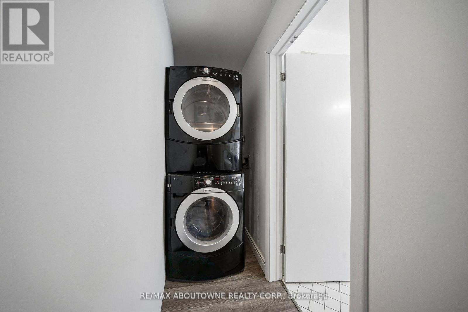 276 Lakeshore Road W, Oakville, Ontario  L6K 1E8 - Photo 12 - W12816046