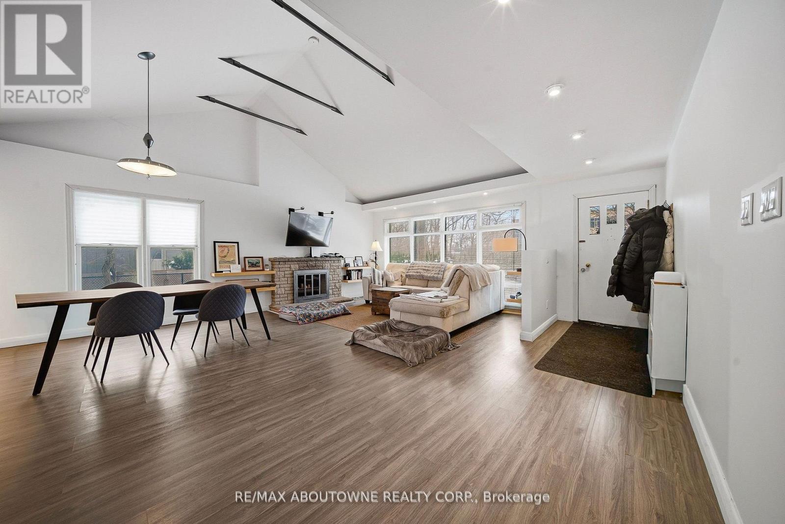 276 Lakeshore Road W, Oakville, Ontario  L6K 1E8 - Photo 3 - W12816046