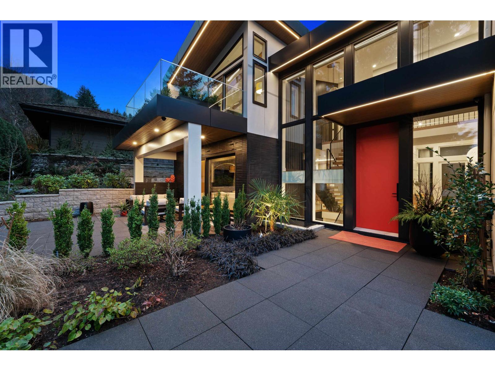 4528 Skyline Drive, North Vancouver, British Columbia  V7R 3H1 - Photo 2 - R3089495