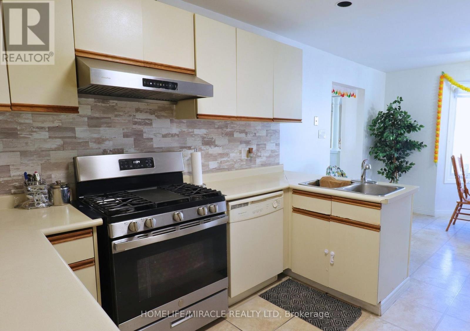 3 Caprice Court, Kitchener, Ontario  N2M 5M2 - Photo 5 - X12815976