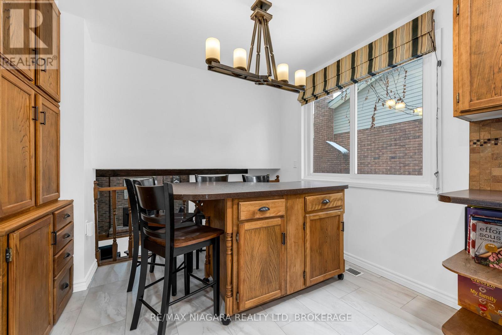 25 Vinemount Drive, Pelham, Ontario  L3E 0R9 - Photo 10 - X12816202